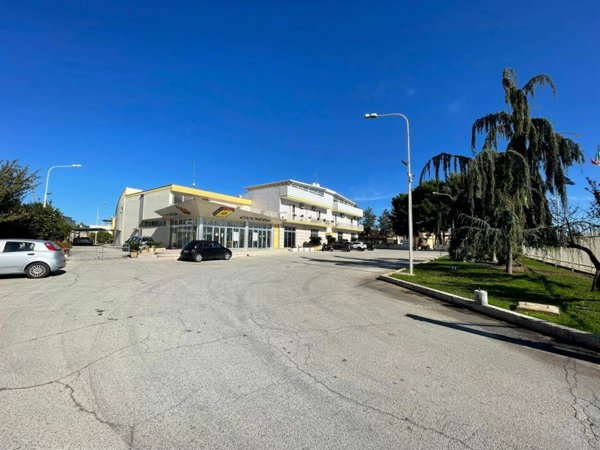 locale commerciale in affitto a Bitonto