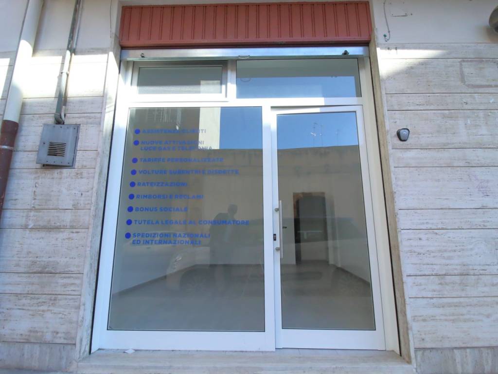 negozio in affitto a Bitonto in zona Centro Città