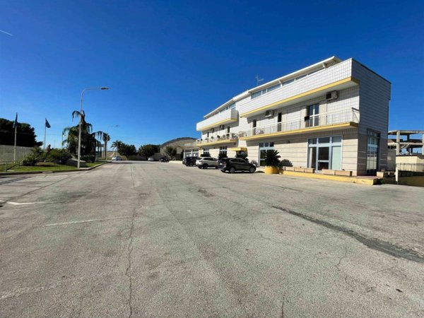locale commerciale in affitto a Bitonto
