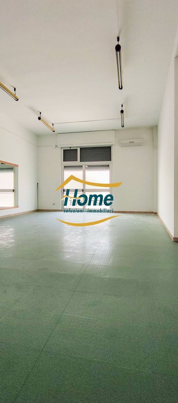 locale commerciale in affitto a Gioia del Colle