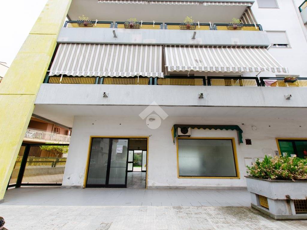 locale commerciale in affitto a Gioia del Colle