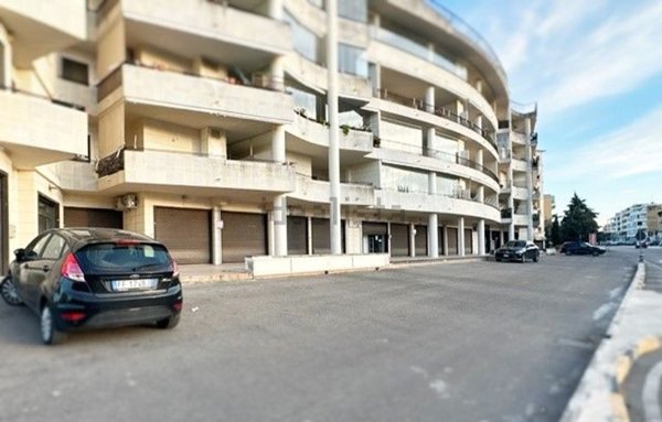 locale commerciale in affitto a Gioia del Colle