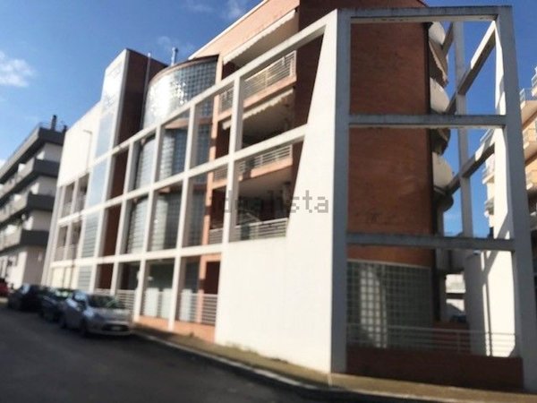 locale commerciale in affitto a Gioia del Colle