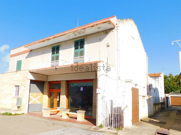locale commerciale in affitto a Gioia del Colle