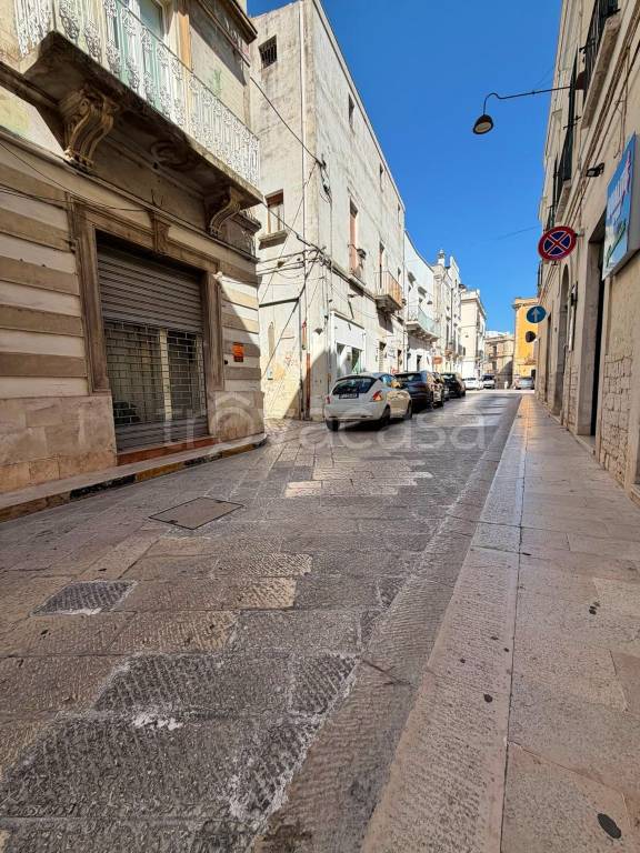 locale commerciale in affitto a Gioia del Colle