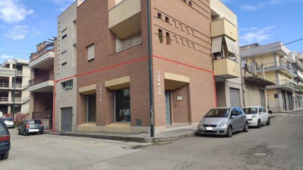 locale commerciale in affitto a Gravina in Puglia