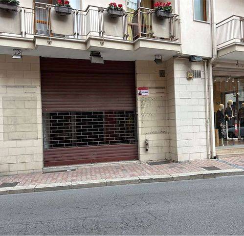 negozio in affitto a Gravina in Puglia