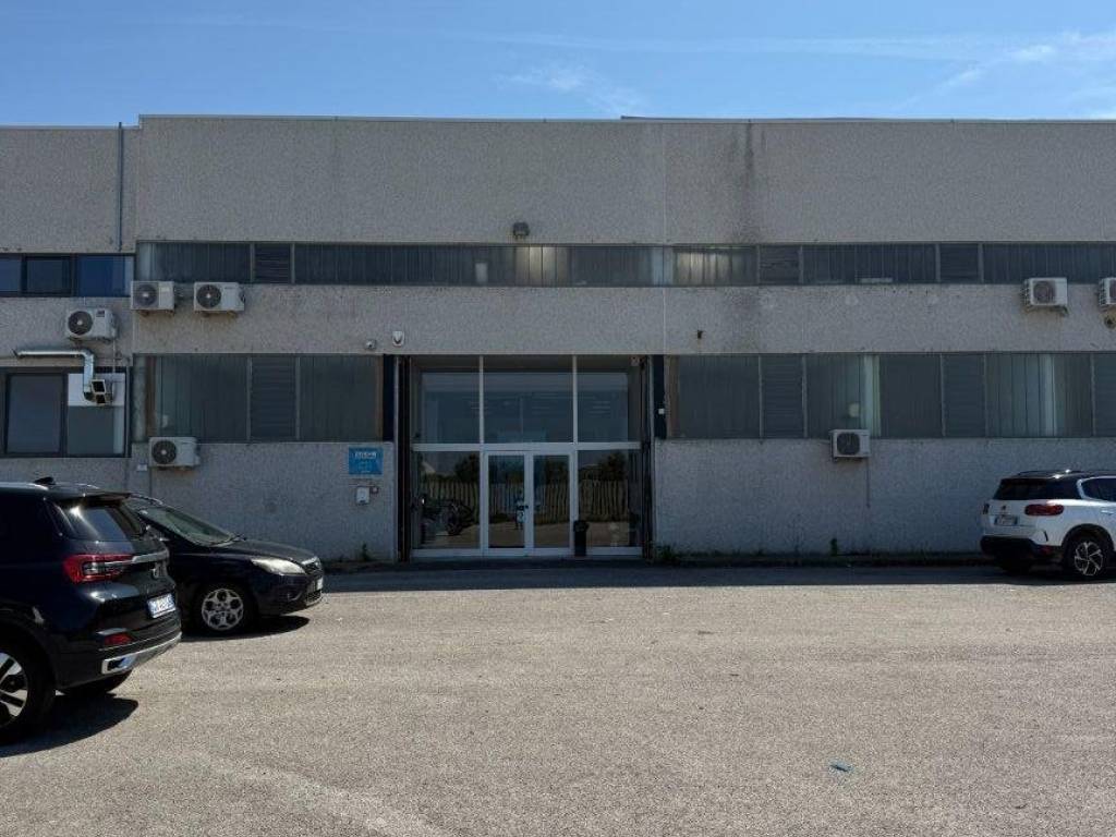 locale commerciale in affitto a Modugno