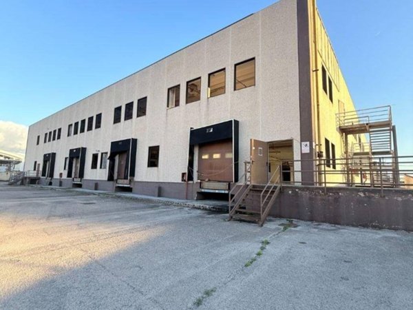 locale commerciale in affitto a Modugno