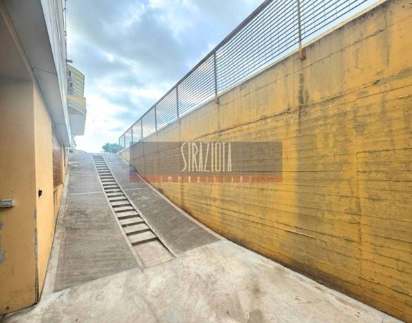 locale commerciale in affitto a Modugno