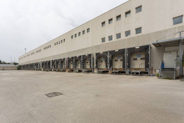 capannone in affitto a Modugno