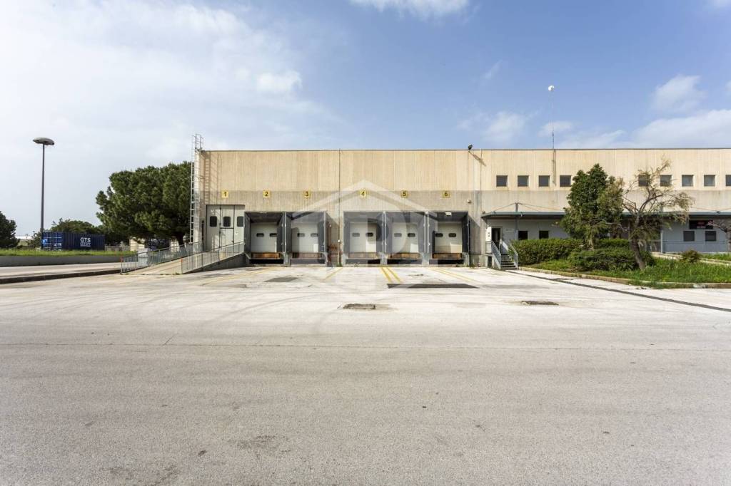 locale commerciale in affitto a Modugno