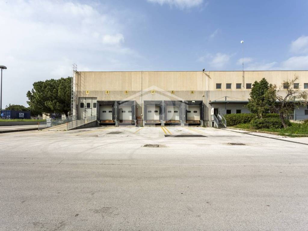 locale commerciale in affitto a Modugno