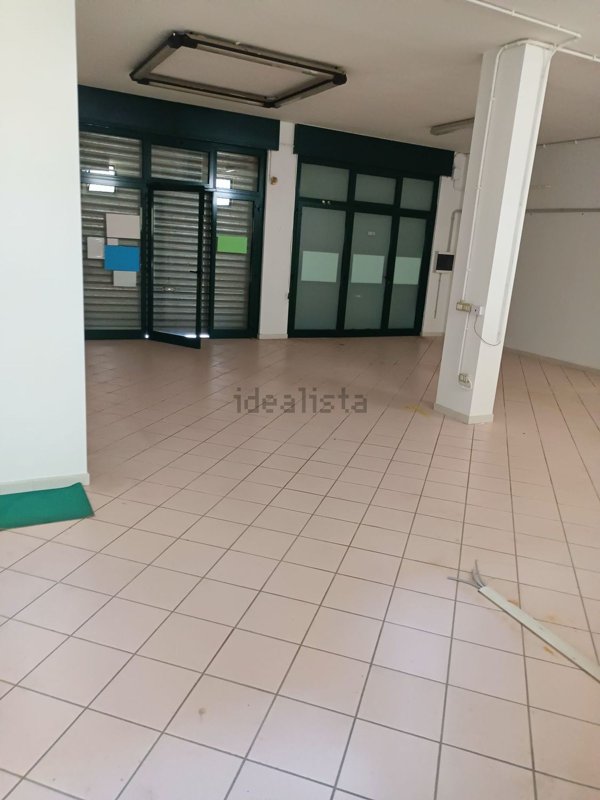 locale commerciale in affitto a Mola di Bari