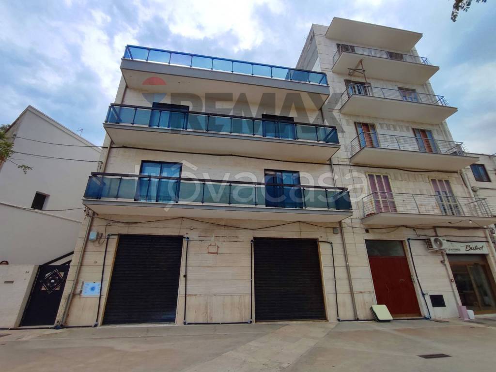 negozio in affitto a Mola di Bari