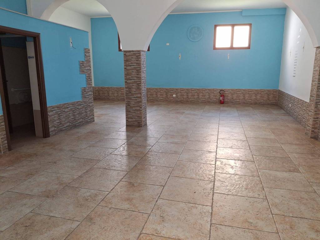 negozio in affitto a Mola di Bari