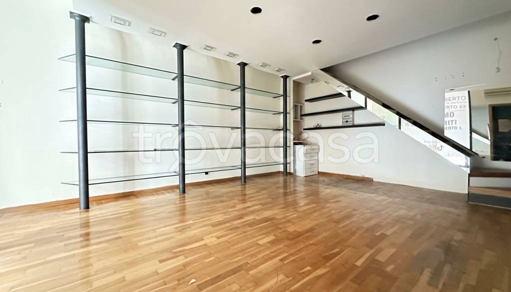 negozio in affitto a Molfetta in zona Centro Città