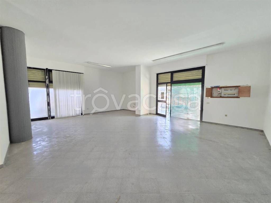 negozio in affitto a Monopoli