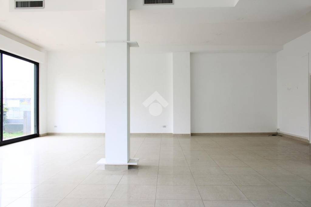 negozio in affitto a Putignano