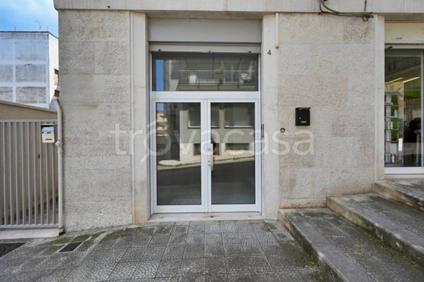 negozio in affitto a Putignano