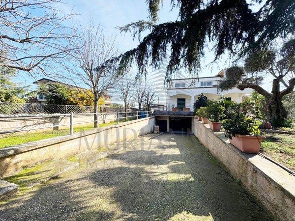 locale commerciale in affitto a Sannicandro di Bari