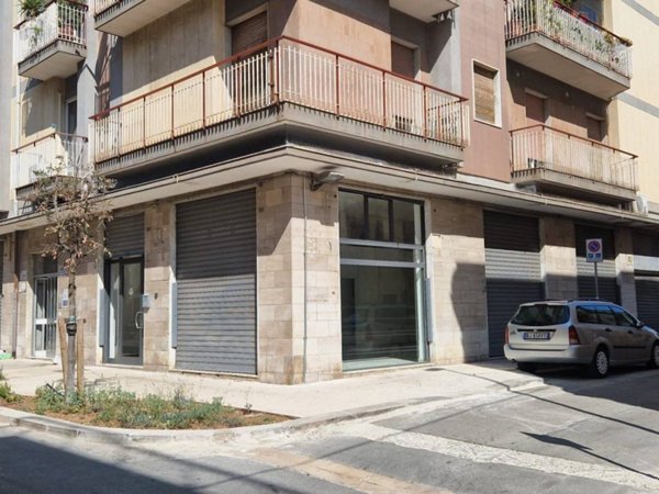 negozio in affitto a Triggiano
