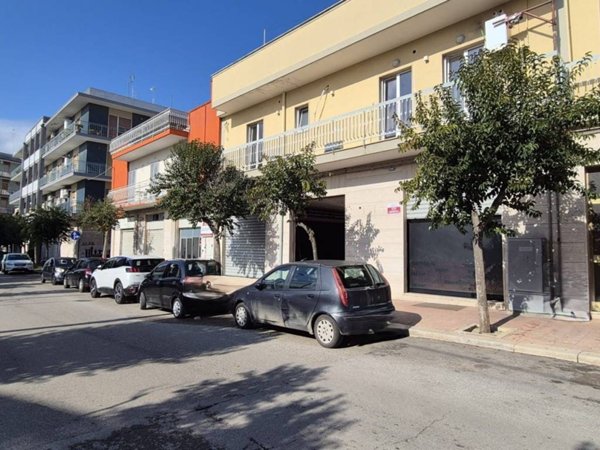 negozio in affitto a Triggiano
