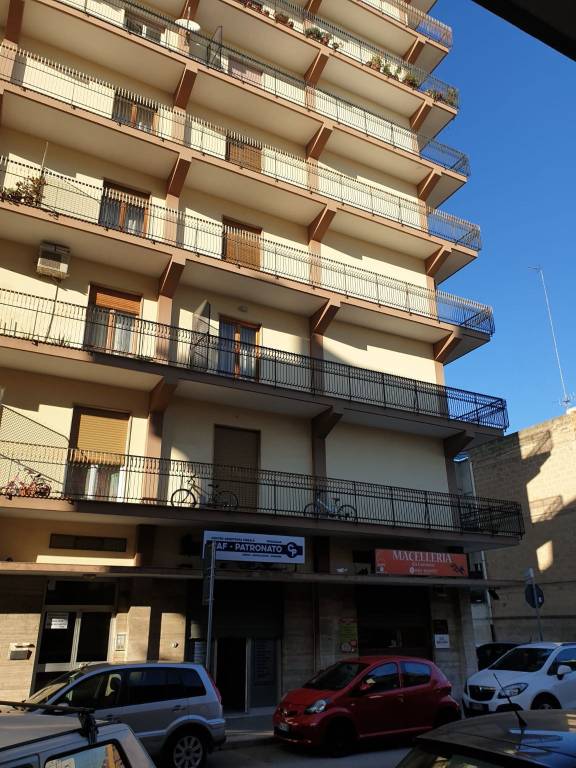 negozio in affitto a Triggiano