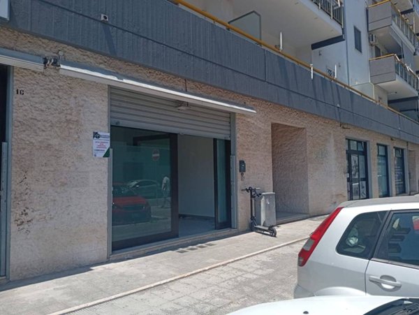 negozio in affitto a Triggiano
