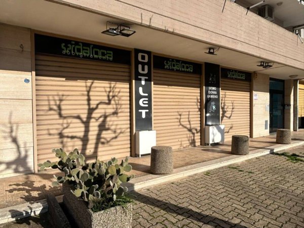 negozio in affitto a Turi