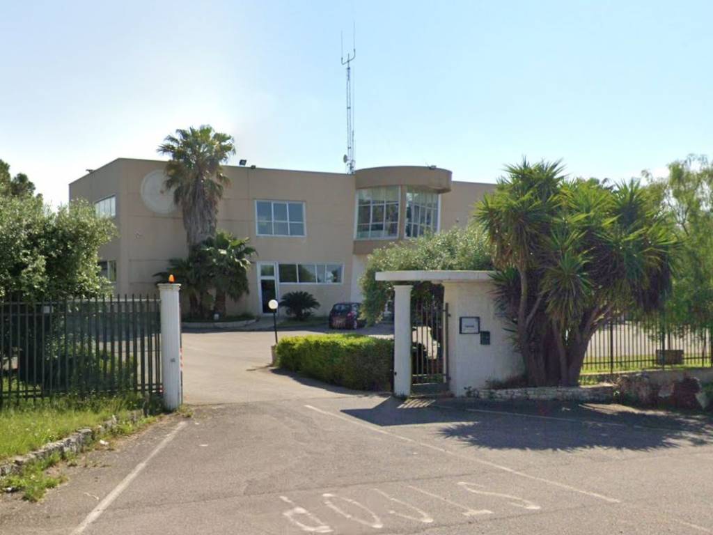 locale commerciale in affitto a Turi