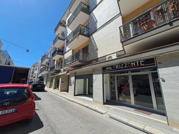 negozio in affitto a Valenzano