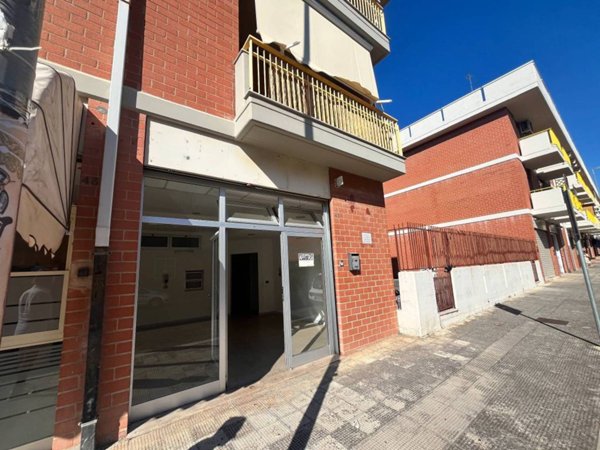 negozio in affitto a Valenzano in zona Lamie