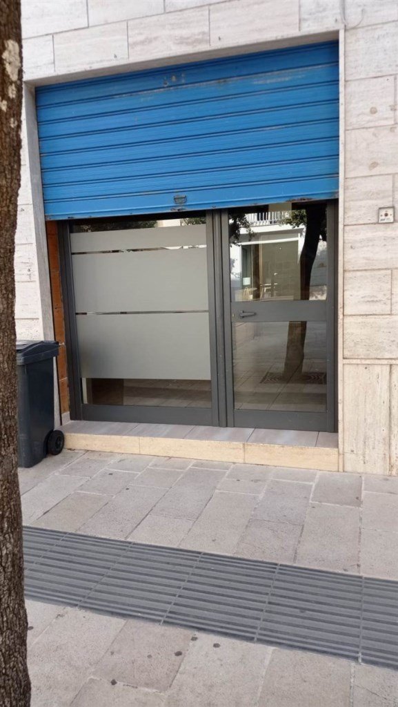 negozio in affitto a Crispiano