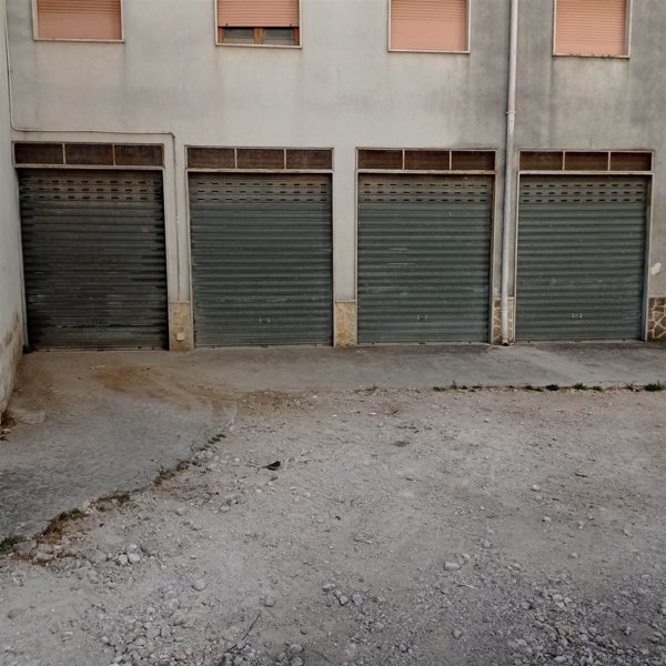 box auto in affitto a Crispiano