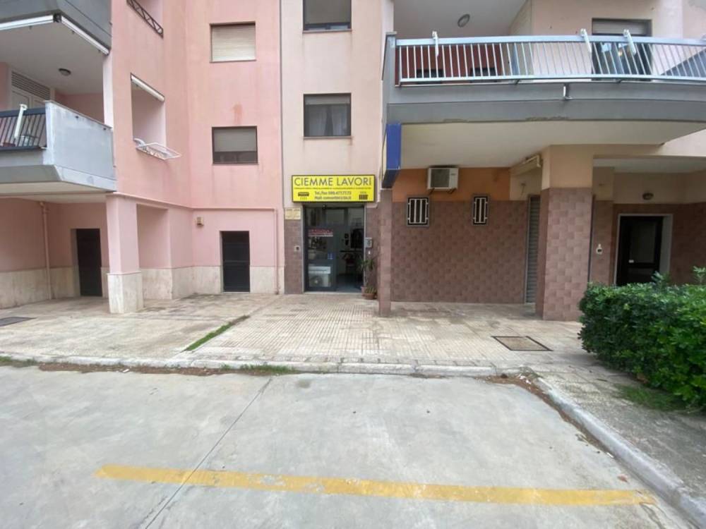 locale commerciale in affitto a Taranto in zona Italia-Montegranaro