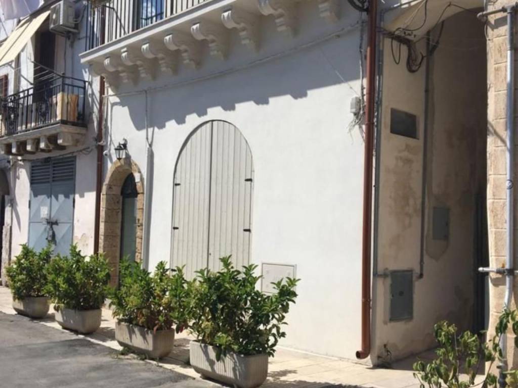 negozio in affitto a Taranto in zona Borgo Antico