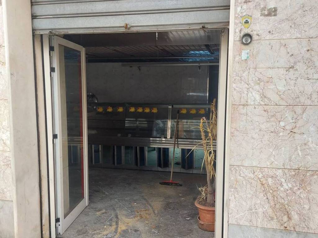 negozio in affitto a Taranto in zona Borgo