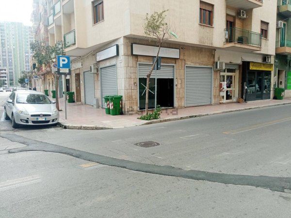 locale commerciale in affitto a Taranto in zona Tre Carrare-Battisti