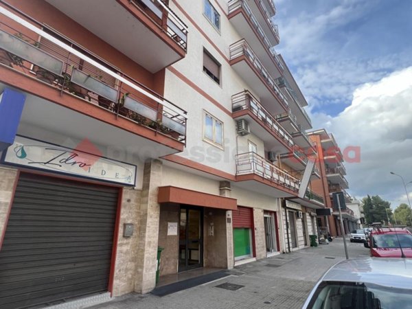 negozio in affitto a Taranto in zona Tre Carrare-Battisti