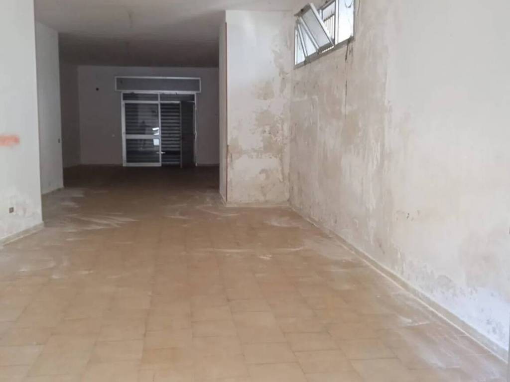 negozio in affitto a Taranto in zona Tre Carrare-Battisti