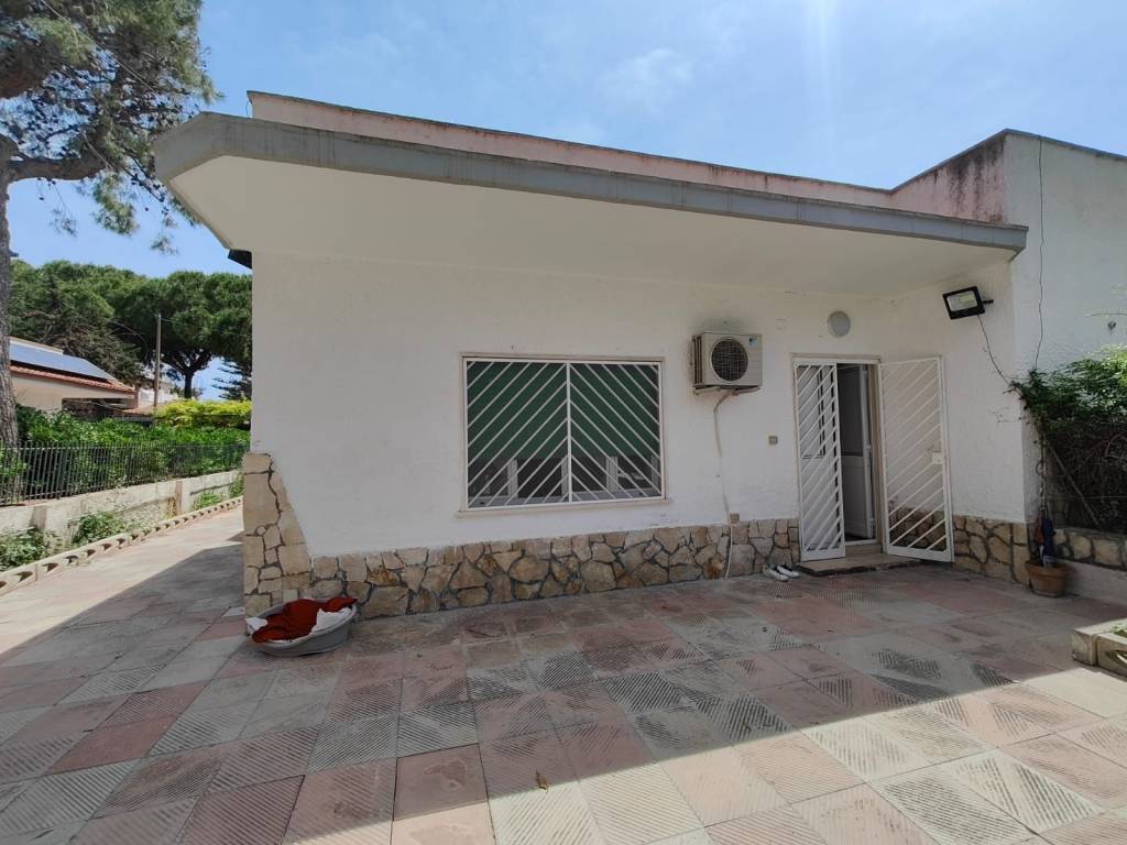 casa indipendente in affitto a Taranto in zona Solito-Corvisea