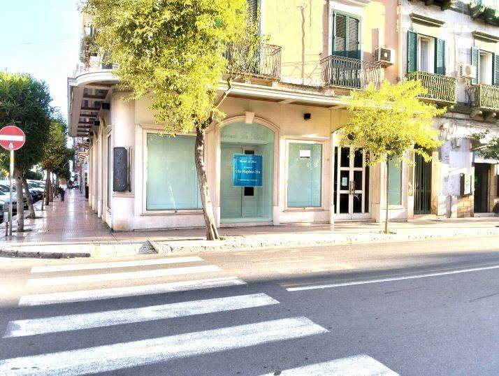 negozio in affitto a Taranto in zona Borgo Antico