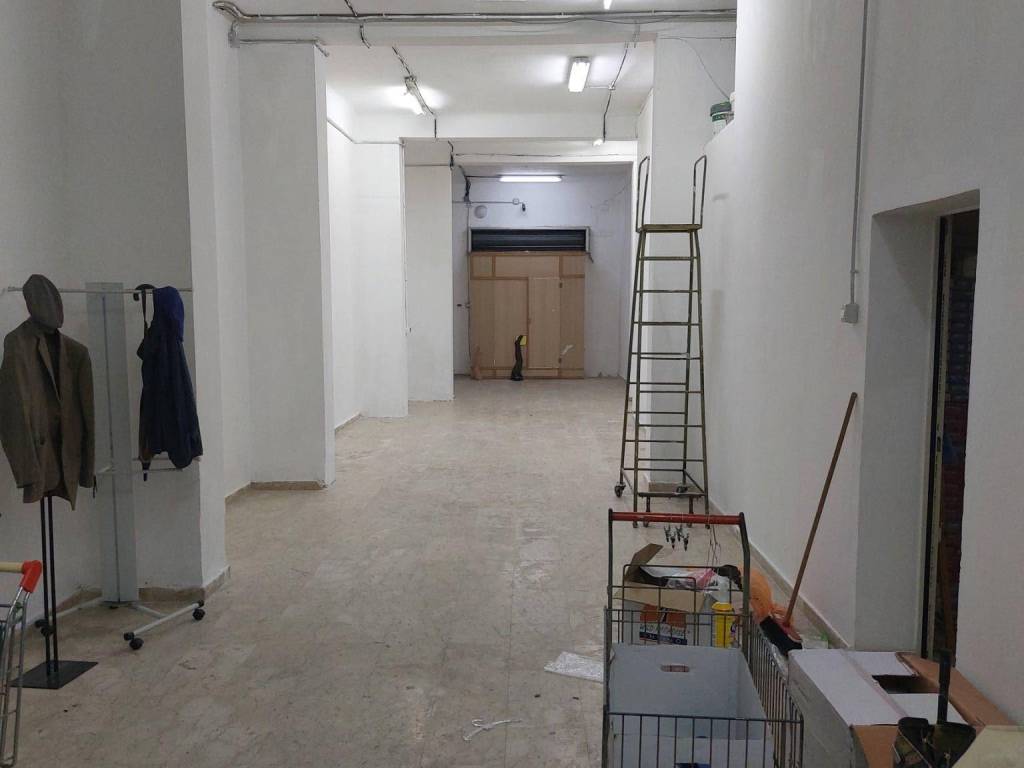 negozio in affitto a Taranto in zona Tre Carrare-Battisti
