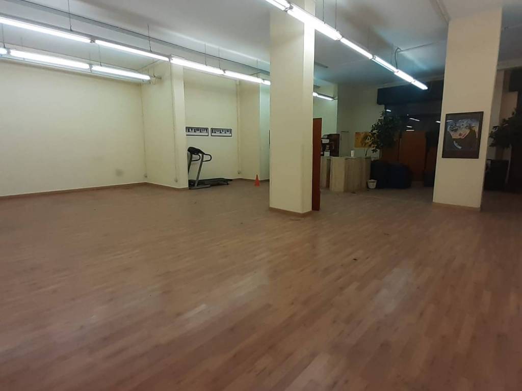 negozio in affitto a Taranto in zona Tre Carrare-Battisti