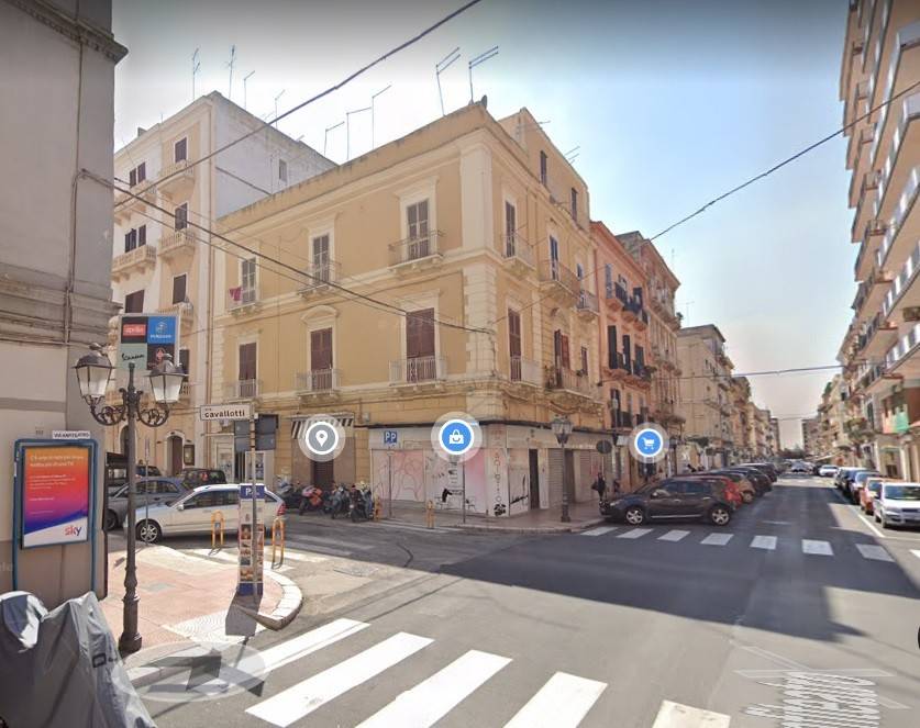 negozio in affitto a Taranto in zona Borgo Antico