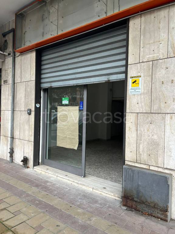 negozio in affitto a Taranto in zona Tre Carrare-Battisti