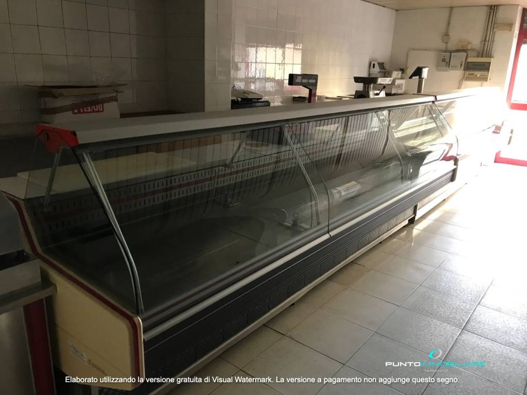 negozio in affitto a Taranto in zona Tre Carrare-Battisti