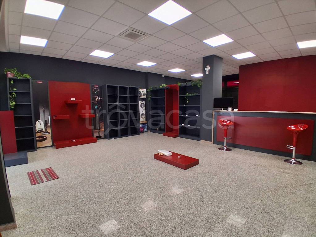 negozio in affitto a Taranto in zona Solito-Corvisea