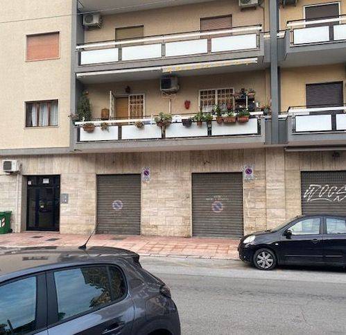 negozio in affitto a Taranto in zona Tre Carrare-Battisti